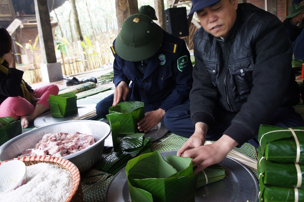 Tự tay gói bánh chưng cũng là một cách đảm bảo vệ sinh an toàn thực phẩm cho gia đình trong dịp Tết