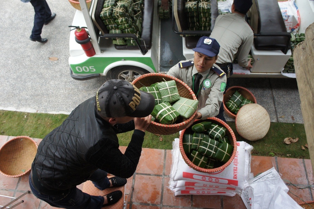 ...để sau đó chuyển tới tận tay các cán bộ, công nhân