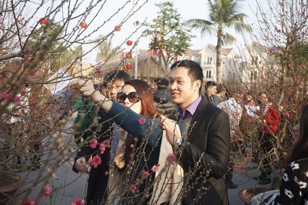 Tết Việt hứng khởi tại Hội chợ Xuân Vinhomes 2014 - 3 Đặc trưng của Tết không thể thiếu là sắc đào tươi thắm, sứ giả của mùa xuân…