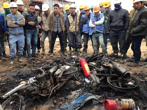 Đám đông đã đốt cháy vài chục xe máy.