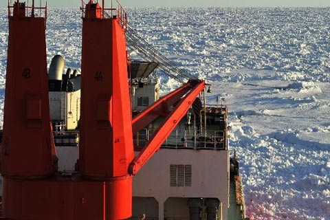 Rồng Trung Quốc kẹt cứng trong băng Nam Cực - 2 Mũi tàu phá băng Trung Quốc Rồng Tuyết đang kẹt trong biển băng dày