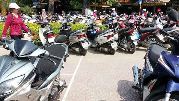 "Loạn" giá vé gửi xe ngày Tết - 1 Các điểm trông giữ xe chật kín, dù giá tăng cao từ 5-10 lần so với ngày thường