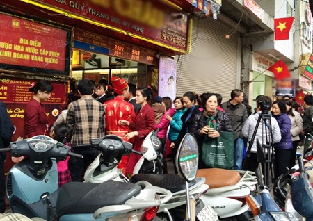 Ngay từ sáng sớm, hàng trăm người dân đã xếp hàng mua vàng lấy may