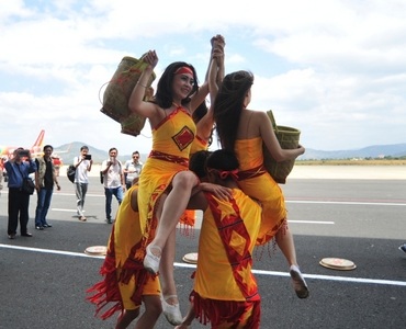 Màn diễu hành ngựa náo nhiệt của VietJet Air ngày khai trường đường bay Đà Lạt - 15 ...cùng điệu múa Tây Nguyên rực lửa tại sân bay Liên Khương