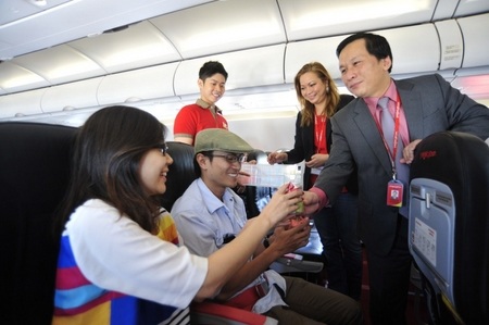 Màn diễu hành ngựa náo nhiệt của VietJet Air ngày khai trường đường bay Đà Lạt - 16 Và nhiều quà tặng xinh xắn trên tàu bay