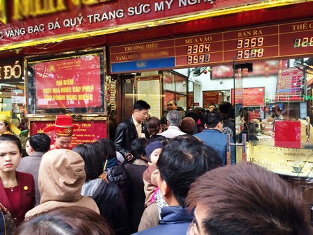 Ngay từ sáng sớm, hàng trăm người dân đã xếp hàng mua vàng lấy may