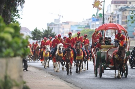Màn diễu hành ngựa náo nhiệt của VietJet Air ngày khai trường đường bay Đà Lạt - 2 Đoàn chiến mã qua khắp các con phố, gây sự chú ý đặc biệt của người dân Đà Lạt