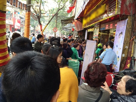 Người mua vàng xếp hàng dài trước cửa để chờ đến lượt vào mua