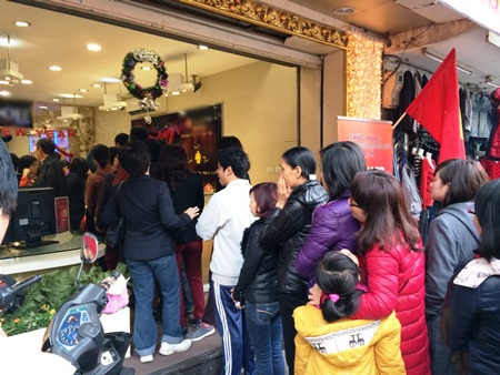 Người mua vàng xếp hàng dài trước cửa để chờ đến lượt vào mua