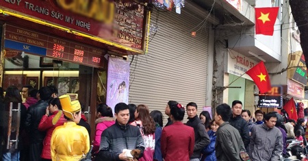 Người mua vàng xếp hàng dài trước cửa để chờ đến lượt vào mua