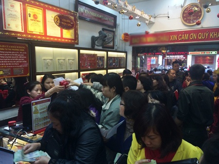 Các cửa hàng vàng luôn chật cứng khách