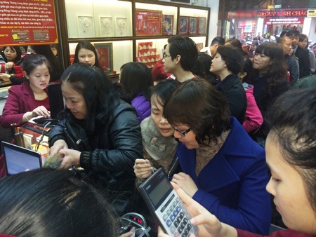 Các cửa hàng vàng luôn chật cứng khách