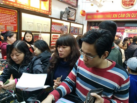Các cửa hàng vàng luôn chật cứng khách