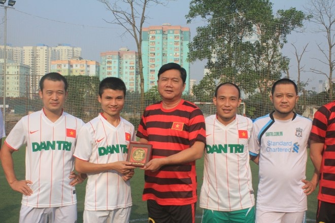 Bộ trưởng Đinh La Thăng trước một trận giao hữu.