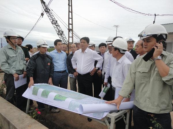 Bộ trưởng Thăng: Từ "trảm tướng" đến gả bán dự án BOT - 1 Bộ trưởng Đinh La Thăng kiểm tra công trường Dự án Đường cao tốc