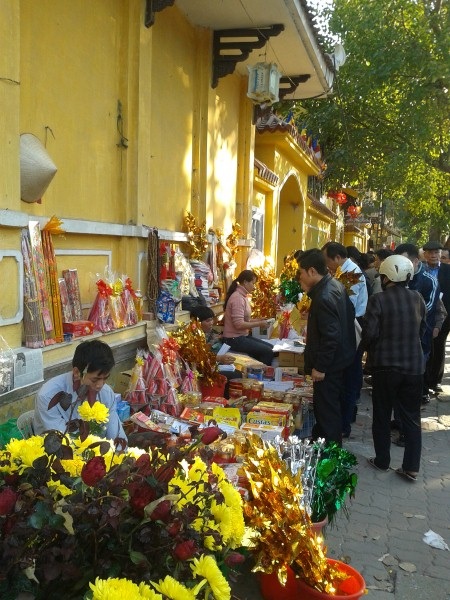 Các điểm kinh doanh vàng mã tăng giá từ 50-100%. Ảnh: Thu Hà