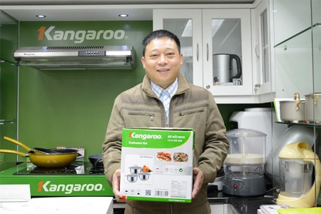 Anh Lê Anh Tuấn với chiến lợi phẩm mua được để tặng vợ