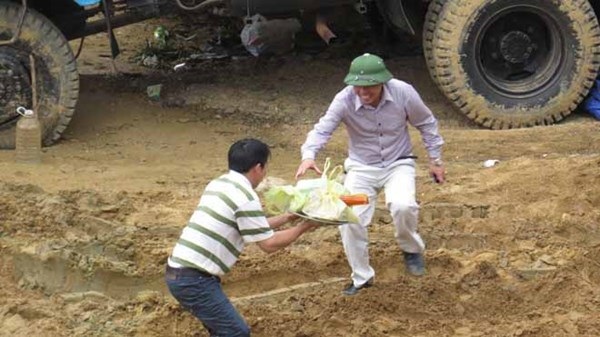 Cơ quan chức năng "chối" về sự xuất hiện của trùm gỗ sưa - 3 Hùng “mía” chỉ đạo việc cúng bái