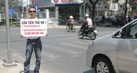 Tên miền giả danh đại gia triệu đô bán dạo vỉa hè - 1 Bán rao, hay chiêu bẩn gây sức ép với các DN, doanh nhân bị mạo danh?