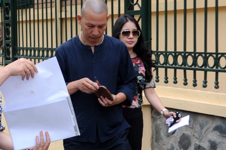 Tạm đình chỉ vụ án với ông Trần Xuân Giá, "bầu" Kiên kêu vô tội - 5 Vợ bầu Kiên (phải) đến dự phiên tòa xử chồng