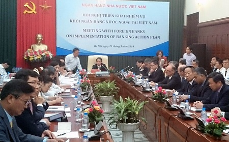 Ngân hàng ngoại cam kết đầu tư lâu dài, ổn định tại VN - 1 Thống đốc chủ trì hội nghị với các đại diện ngân hàng ngoại tại VN sáng nay 21/5