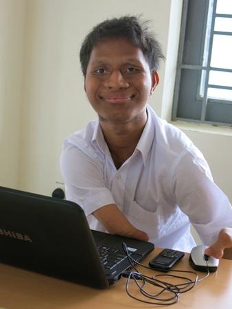 Kỳ tích của chàng sinh viên suýt bị chôn sống - 1 Nụ cười tươi tắn này suýt chút nữa đã bị dập tắt ngay từ khi sinh ra vì hủ tục chôn sống