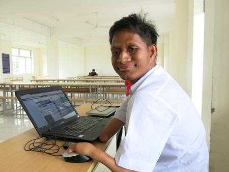 Kỳ tích của chàng sinh viên suýt bị chôn sống - 3 Djrueng tự học với chiếc laptop trên giảng đường