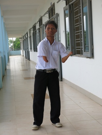 Kỳ tích của chàng sinh viên suýt bị chôn sống - 4 Nay Djrueng vững vàng bước trên giảng đường bằng nghị lực và nước mơ bền bỉ của mình