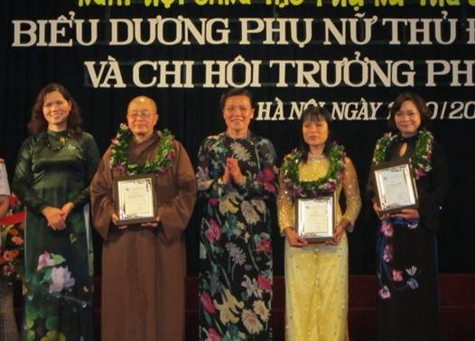Hành trình đi tìm ánh sáng của cô gái mù - 5 Đỗ Thúy Hà nhận danh hiệu:“Phụ nữ Thủ Đô tiêu biểu” năm 2013 của Hội LHPN Hà Nội.