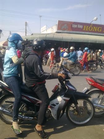 Hàng ngàn người chen nhau bán vàng sát biên giới - 1 Người dân đứng chật đường đòi cửa hàng vàng Hồng 2 mua lại vàng.