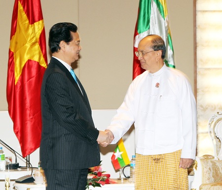 Thủ tướng phát biểu về vụ giàn khoan Trung Quốc trước ASEAN - 2 Thủ tướng Nguyễn Tấn Dũng bắt tay Tổng thống Myanmar U Thein Sein (Ảnh: Đức Tám)