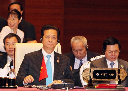 Thủ tướng phát biểu về vụ giàn khoan Trung Quốc trước ASEAN - 3 Thủ tướng tại phiên họp toàn thể - Hội nghị cấp cao ASEAN 24 (Ảnh: Đức Tám)