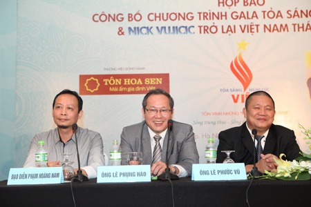 Đạo diễn Hoàng Nam (trái) trong cuộc họp báo công bố chương trình tại Hà Nội hồi tháng 3/2014