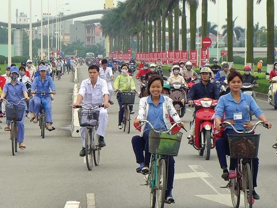 Lương công nhân chỉ đủ 60% nhu cầu sinh hoạt - 1 Người lao động vẫn đang đối mặt với rất nhiều khó khăn trong cuộc sống. Ảnh: Đức Thanh