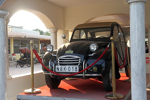 Ngắm dinh thự của đại công tử “đốt tiền để nấu chè” - 10 Và ô tô là những phương tiện di chuyển chính của gia đình công tử