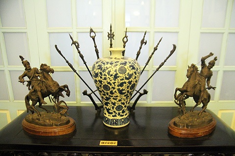 Ngắm dinh thự của đại công tử “đốt tiền để nấu chè” - 11 Những vật dụng trang trí trong nhà