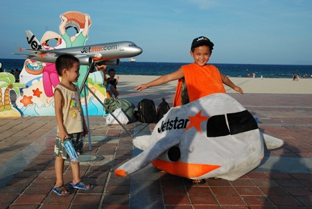 Jetstar Pacific tặng quà cho khách hàng nhí - 1 Khách hàng nhí hứng thú chụp ảnh lưu niệm cùng Jetstar tại Đà Nẵng
