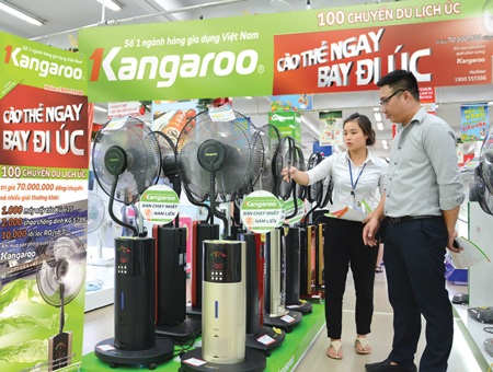 Quạt phun sương, chọn sao cho đúng? - 1 Nhân viên bán hàng đang tư vấn cho khách mua quạt