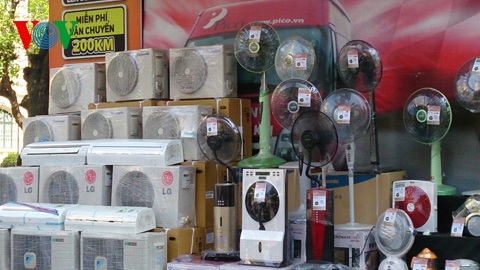 Chưa hết mùa cao điểm, hàng điện tử, điện lạnh đã ào ào giảm giá - 1 Một số siêu thị còn trưng bày hàng mẫu ngay trên vỉa hè nhằm thu hút khách hàng.