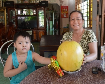 Chị Dương Thị Thủy và trái dưa hấu “lạ”