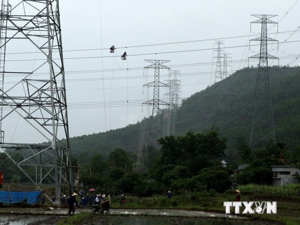 Đóng điện thành công đường dây 500kV Quảng Ninh-Hiệp Hòa - 1 Kéo dây những vị trí cuối cùng trên địa bàn huyện Hoành Bồ, tỉnh Quảng Ninh. (Ảnh: Ngọc Hà/TTXVN)