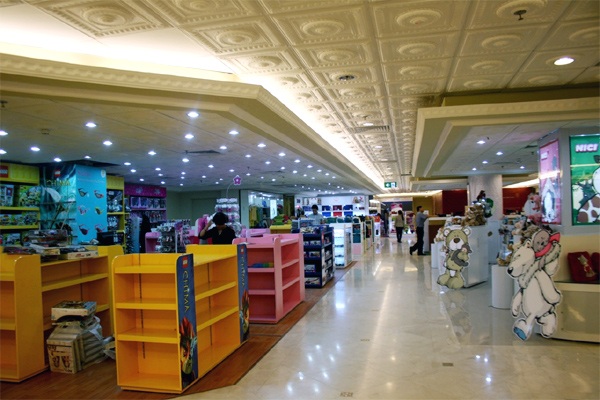 Nhiều cửa hàng tại Tràng Tiền Plaza vắng như chùa Bà Đanh nhưng vẫn kén khách