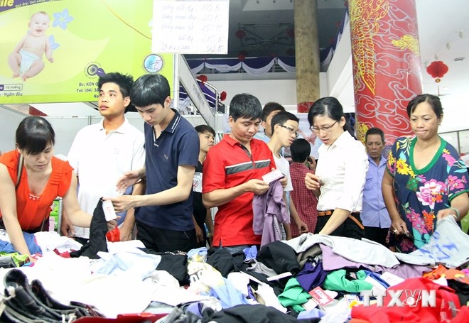 Người tiêu dùng đang "hoa mắt" trước các bẫy bán hàng - 1 Người tiêu dùng đang đứng trước nhiều cạm bẫy trong tiêu dùng. (Ảnh: Quang Quyết/TTXVN)