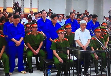 Bầu Kiên bị tuyên án 30 năm tù với 4 tội danh - 4 Bầu Kiên ȑược mở còng để nghe tuyên án