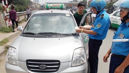 Ai tiếp tay cho gần 2.000 taxi trôi nổi khắp Hà Nội? - 1 Ai tiếp tay cho gần 2.000 taxi trôi nổi khắp Hà Nội?