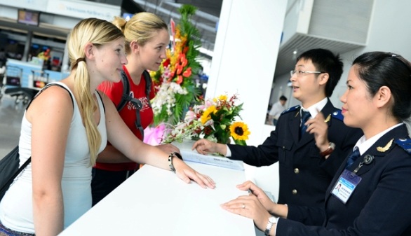 Khi đi máy bay, khách nước ngoài cũng thường được ưu ái hơn người Việt (Ảnh minh họa)