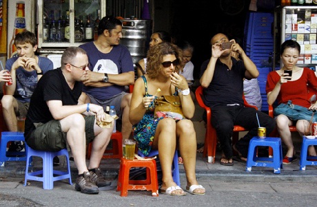 Giả vờ là Tây để được chiều như khách VIP