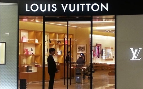 Tràng Tiền Plaza tiếp tục “tái cơ cấu” - 1 Nhiều gian hàng trong Tràng Tiền Plaza thường trong tình trạng cửa đóng then cài.