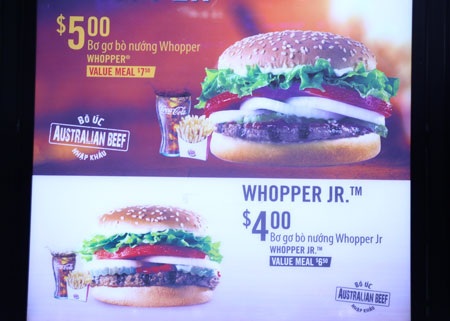 Giật mình giá hàng ăn "trên trời" ở sân bay Tân Sơn Nhất - 2 Bảng niêm yết giá tại quầy Burger King - khu cách ly ga đi quốc tế Tân Sơn Nhất
