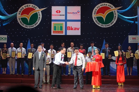 Đại diện Techcombank nhận giải thưởng